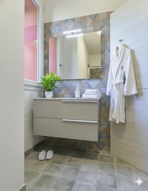 Regadera, secadora de cabello, bidet, toallas 