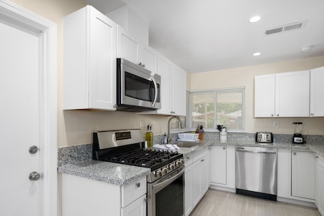 Dining tables. Secluded & Cozy 3B/1Bth w GreatA to Airport