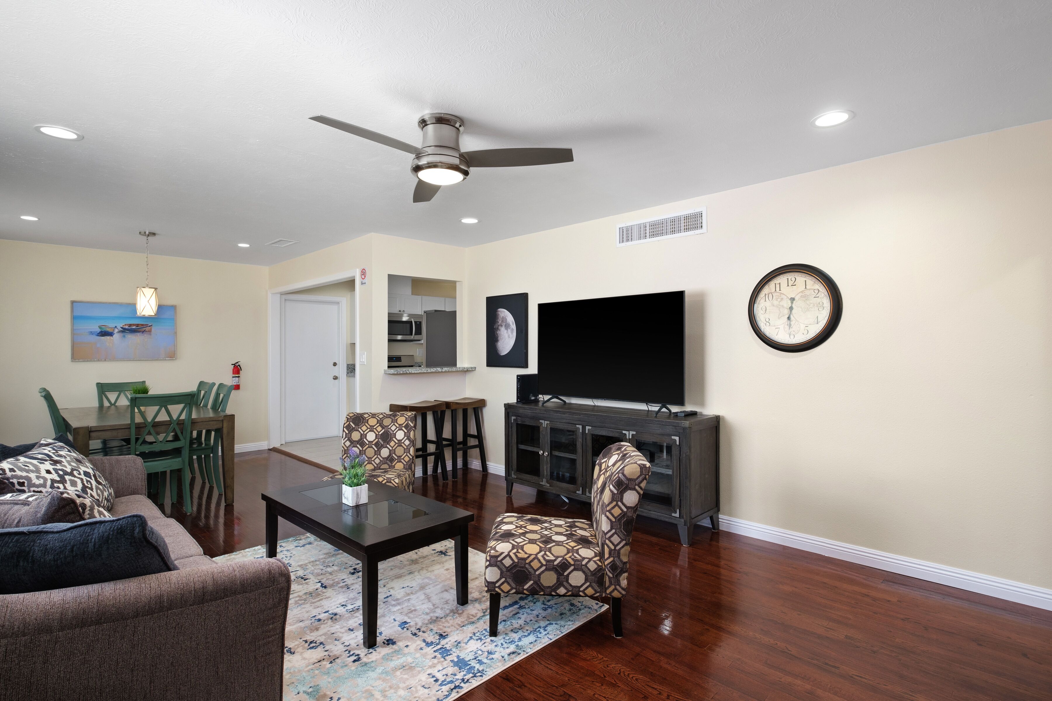 Secluded & Upgraded 3Bed/1Bath 10 min to Airport