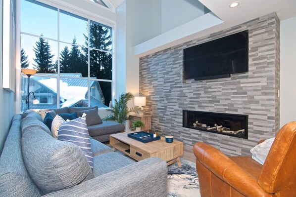 Televisión y chimenea 