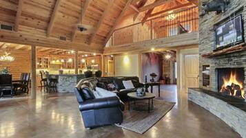 Smart TV, chimenea y oficina