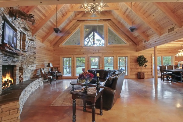 Smart TV, chimenea y oficina