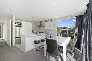 Dining - Hunter's Retreat - Wanaka Holiday Home (Wanaka)