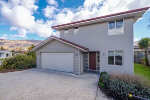 Exterior - Hunter's Retreat - Wanaka Holiday Home (Wanaka)
