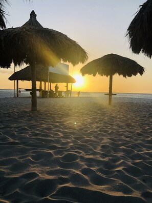 In Strandnähe, Liegestühle, Strandtücher