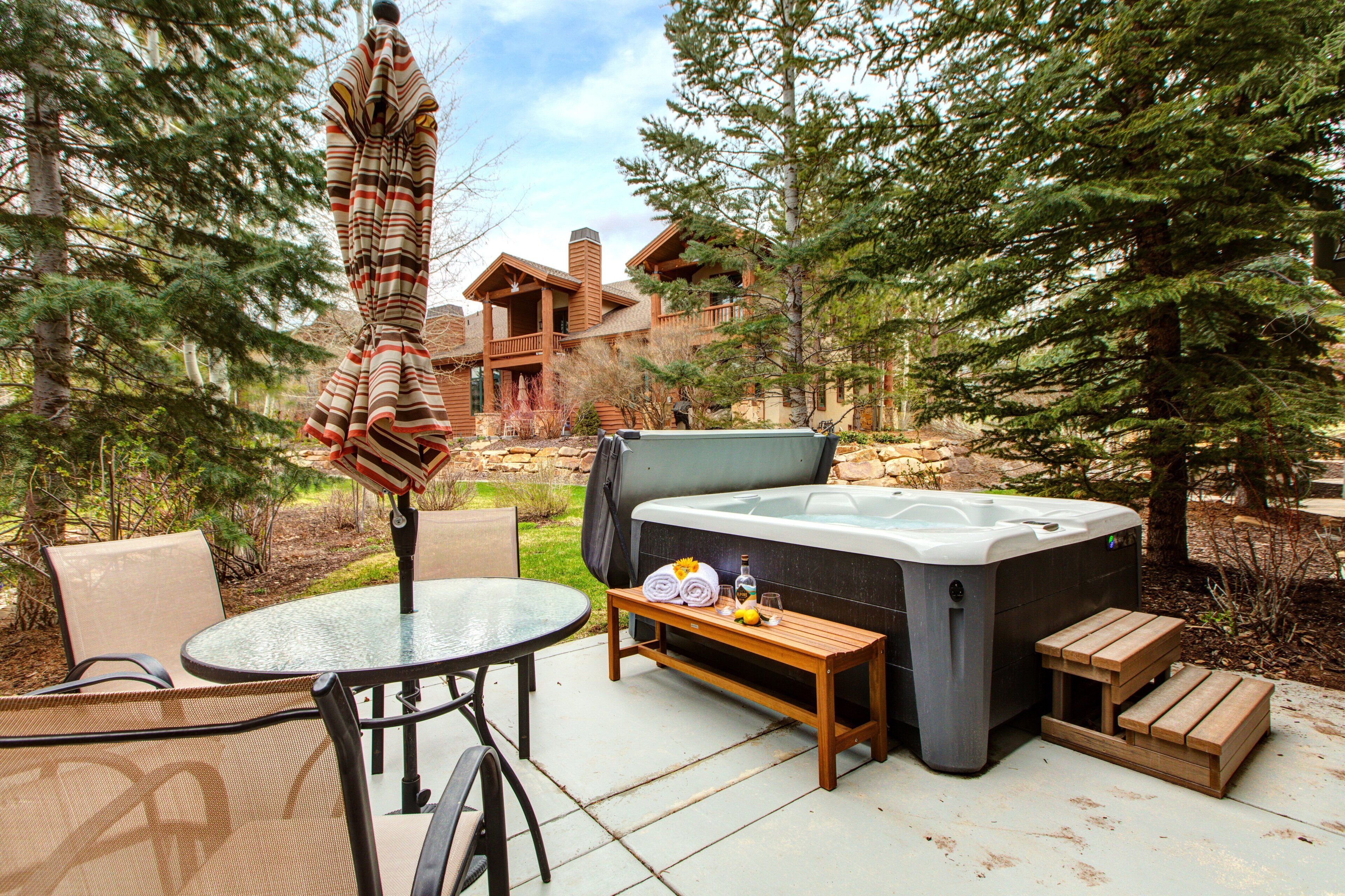Outdoor spa tub
