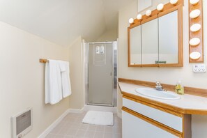 Douche, sèche-cheveux, serviettes fournies, savon