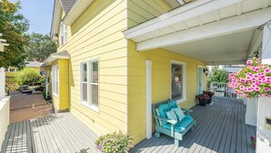A yellow house with a porch, a blue chair, and a flower pot. - Yellow Cottage in Lake Chelan (Chelan)