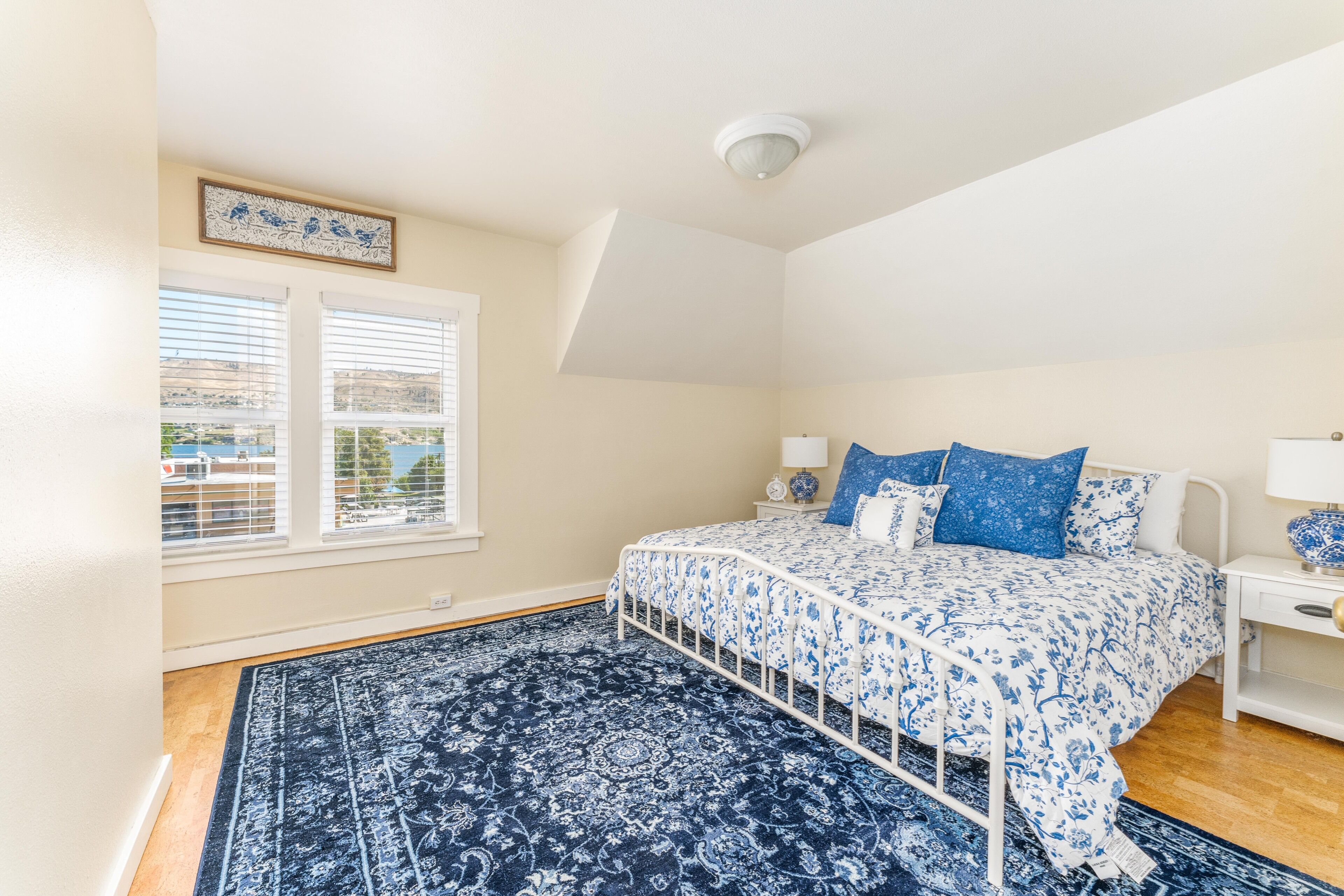 Yellow Cottage in Lake Chelan