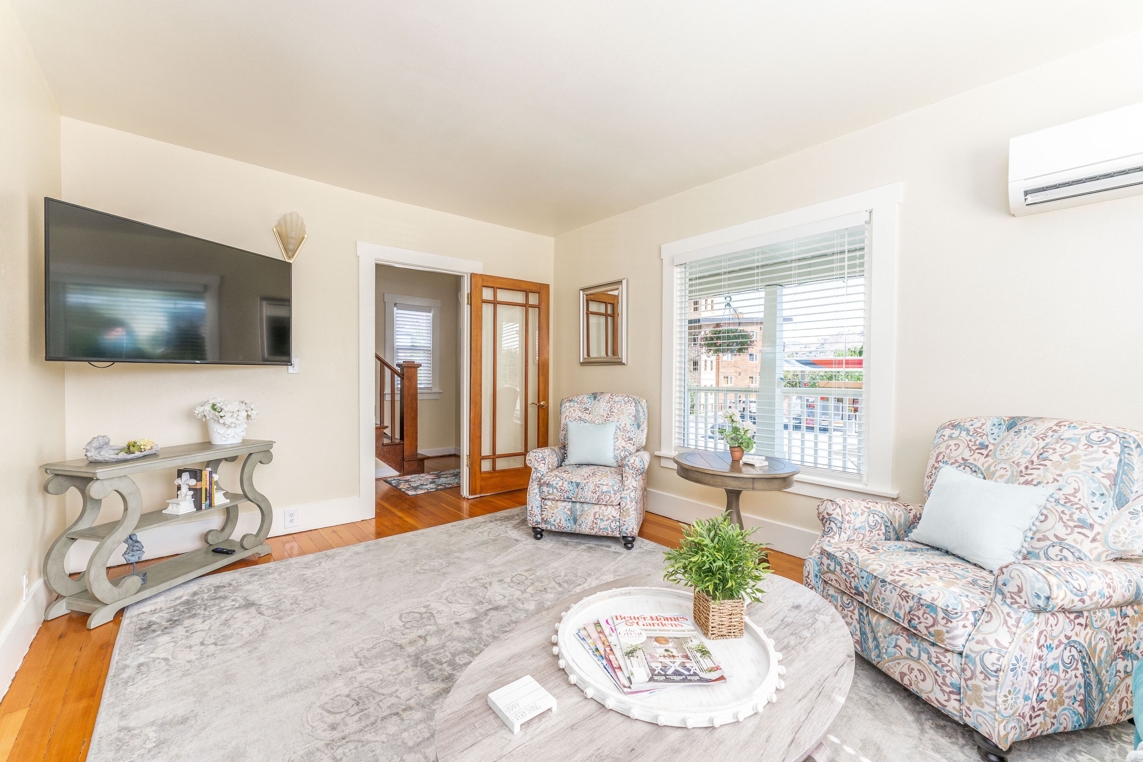 Yellow Cottage in Lake Chelan