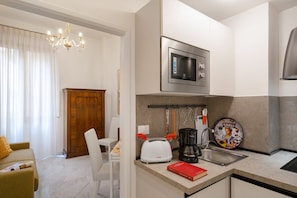 Kylskåp, mikrovågsugn, spishäll och kaffe- och tebryggare