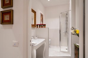Dusche, Haartrockner, Bidet