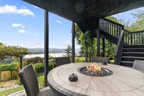 Outdoor dining - Stunning Panoramic River and Mountain Views, Huge Covered Decks, Fire-Pit, Ping Pong, Gym, & More (Camas)