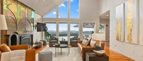 Smart TV, fireplace, Hulu, table tennis