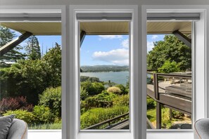 Interior - Stunning Panoramic River and Mountain Views, Huge Covered Decks, Fire-Pit, Ping Pong, Gym, & More (Camas)