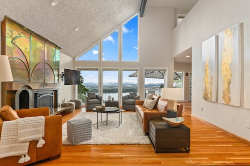 Stunning Panoramic River and Mountain Views, Huge Covered Decks, Fire-Pit, Ping Pong, Gym, & More