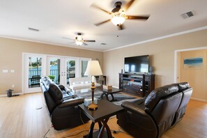 Smart-TV, Kamin, DVD-Player