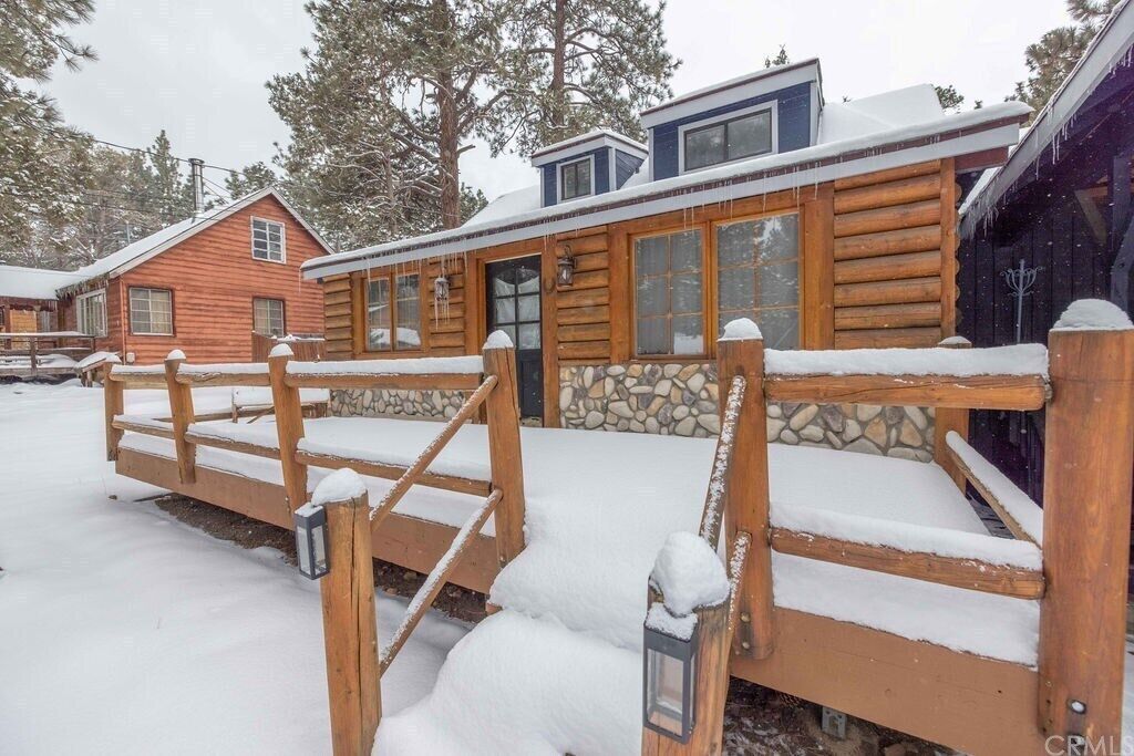 Bright Family friendly cabin. (Pet friendly/jacuzzi)