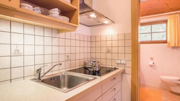 Kühlschrank, Herdplatte, Wasserkocher mit Kaffee-/Teezubehör