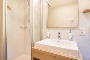 Shower, hair dryer, towels - Apartment "Kuglerhof 2" with Mountain View, Wi-Fi, Balcony, Terrace & Garden; Pet Friendly (Steinhaus)