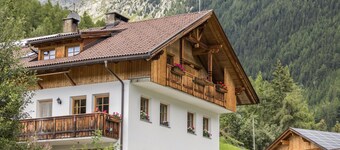 Apartment "Kuglerhof 1" with Mountain View, Wi-Fi, Balcony, Terrace & Garden; Pet Friendly