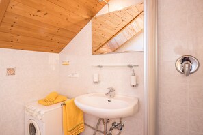 Een douche, een haardroger, handdoeken