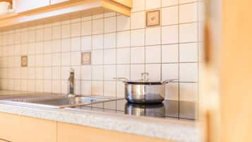 Kühlschrank, Herdplatte, Wasserkocher mit Kaffee-/Teezubehör