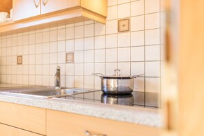 Jääkaappi, liesi, kahvin-/teenkeitin, vedenkeitin