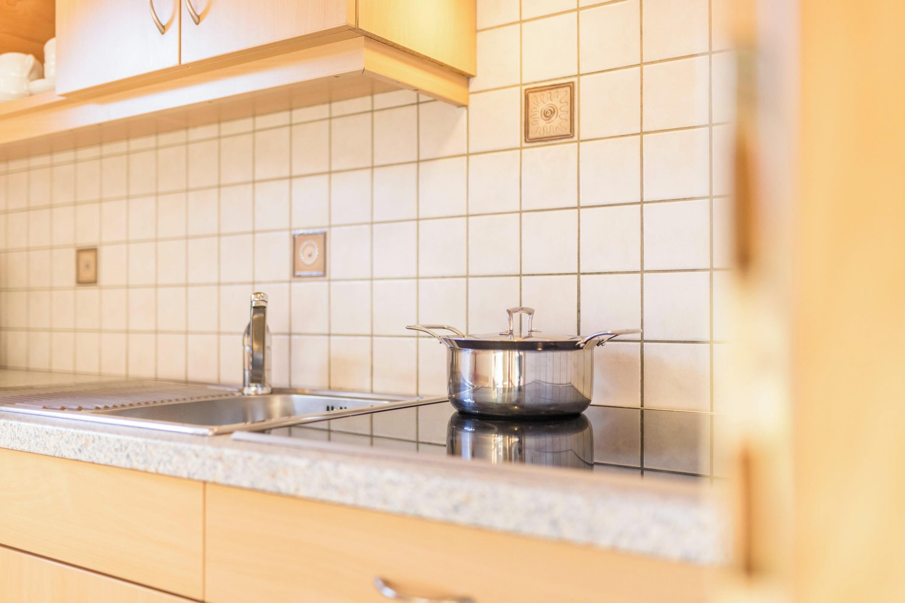 Fridge, stovetop, coffee/tea maker, electric kettle