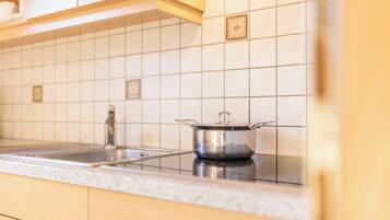 Een koelkast, een kookplaat, een koffiezetapparaat/waterkoker