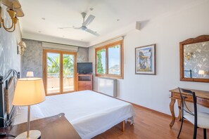 6 bedrooms, desk, iron/ironing board, free WiFi - Villa "Quesada" Close to the Beach with Pool, Garden & Wi-Fi (Paguera)