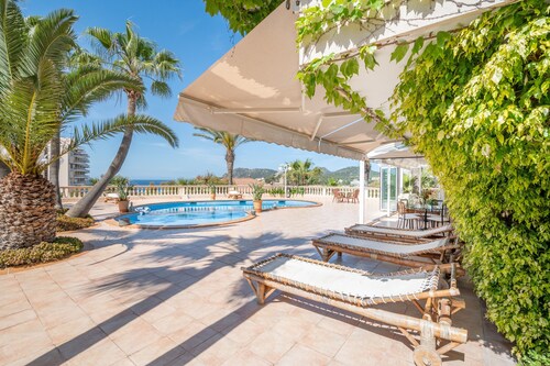 Villa "Quesada" Close to the Beach with Pool, Garden & Wi-Fi