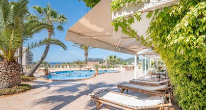 Villa "Quesada" Close to the Beach with Pool, Garden & Wi-Fi
