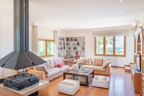 Interior - Villa "Quesada" Close to the Beach with Pool, Garden & Wi-Fi (Paguera)