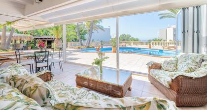 Villa "Quesada" Close to the Beach with Pool, Garden & Wi-Fi