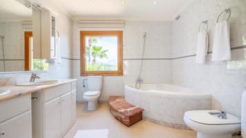 Een bad, gratis toiletartikelen, een haardroger, handdoeken