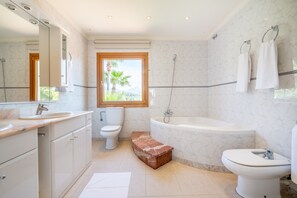 Bathtub, free toiletries, hair dryer, towels