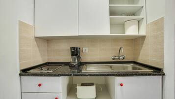 Kühlschrank, Ofen, Herdplatte, Wasserkocher mit Kaffee-/Teezubehör