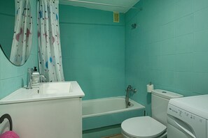 Bathtub, hair dryer, towels - Apartment "Villa Amanda" with Sea View, Pool, Wi-Fi, Air Conditioning & Terrace (Playa del Cura)