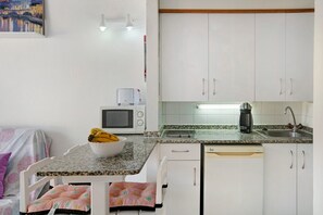 Fridge, microwave, stovetop, coffee/tea maker - Vacation Apartment "Silent Flat" with Mountain View, Pool & Terrace (Puerto Rico)