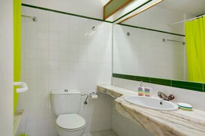 Bañera, secador de pelo, toallas