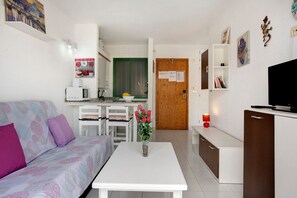 TV, ping pong - Vacation Apartment "Silent Flat" with Mountain View, Pool & Terrace (Puerto Rico)