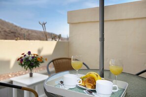 Outdoor dining - Vacation Apartment "Silent Flat" with Mountain View, Pool & Terrace (Puerto Rico)