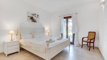 6 bedrooms, iron/ironing board, free WiFi, bed sheets