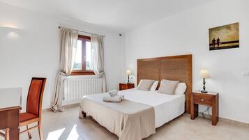 6 bedrooms, iron/ironing board, free WiFi, bed sheets