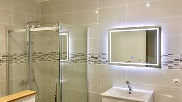 Ensemble douche/baignoire, sèche-cheveux, serviettes fournies, savon