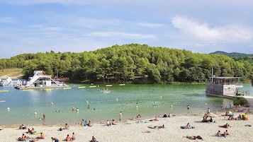 Plage à proximité, chaises longues, serviettes de plage