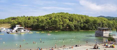 Plage à proximité, chaises longues, serviettes de plage