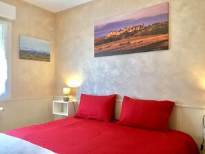4 slaapkamers, een strijkplank/strijkijzer, reisbedje, gratis wifi