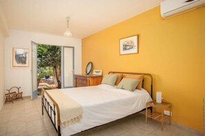 5 bedrooms, desk, iron/ironing board, free WiFi